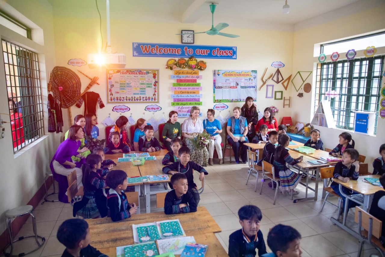 Hoàng hậu Mathilde dự giờ một lớp học (Ảnh: UNICEF Việt Nam) 