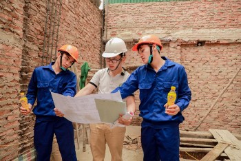 Mùa nắng nóng và áp lực khi phải lao động ngoài trời