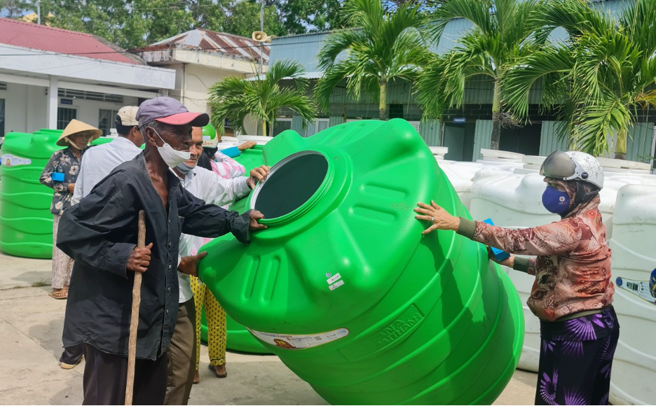 Người dân xã Vĩnh Hậu vui mừng với món quà của Tập đoàn Tân Á Đại Thành.