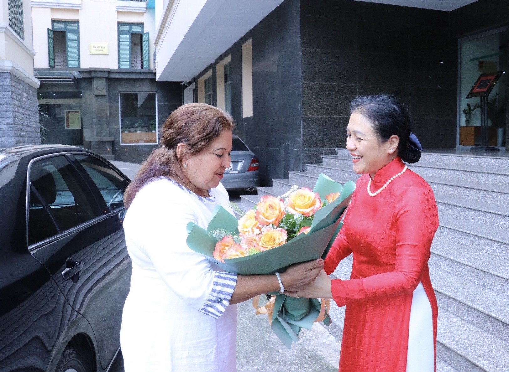Chủ tịch VUFO Nguyễn Phương Nga (bìa phải) chào đón bà Teresa María Amarelle Boué, Ủy viên Bộ Chính trị, Tổng Thư ký Hội Liên hiệp Phụ nữ Cuba (Ảnh: Thu Hà).