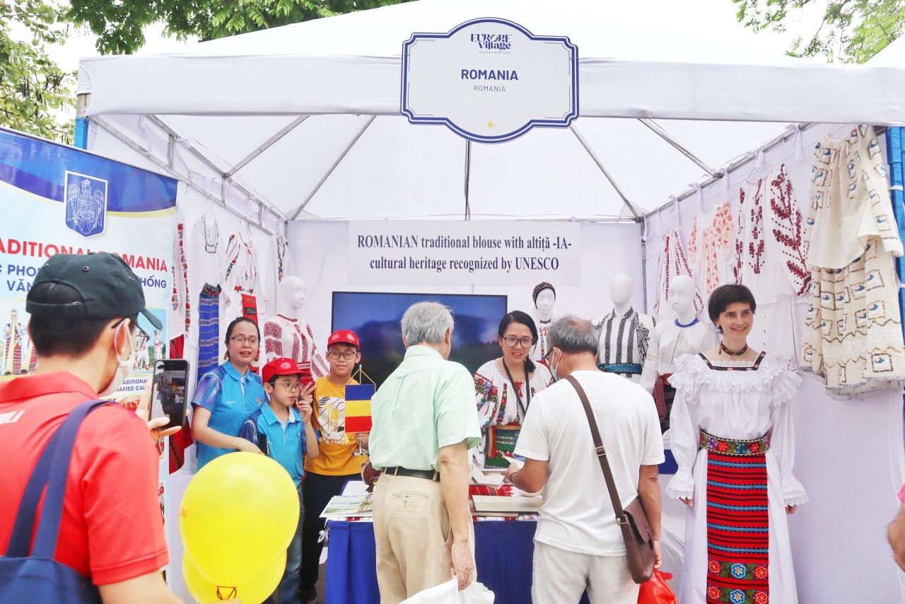 Gian hàng giới thiệu những chiếc áo cánh truyền thống của Romania (Ảnh: Hạnh Trần).