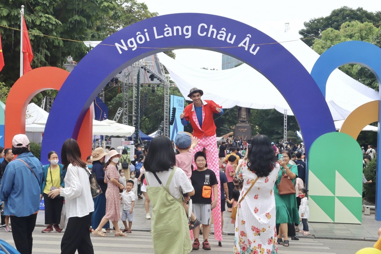 Nhiều hoạt động workshop, thể thao, trò chơi dành cho mọi lứa tuổi…sẽ diễn ra tại các khu vực phố đi bộ quanh hồ Hoàn Kiếm xuyên suốt thời gian của sự kiện (Ảnh: Hạnh Trần).