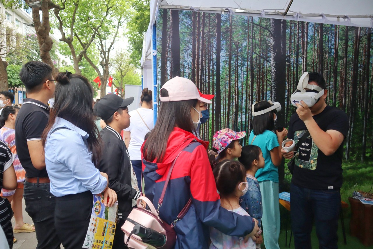 Đông đảo bạn trẻ kính thực tế ảo tại gian hàng đất nước Phần Lan (Ảnh: Hạnh Trần).
