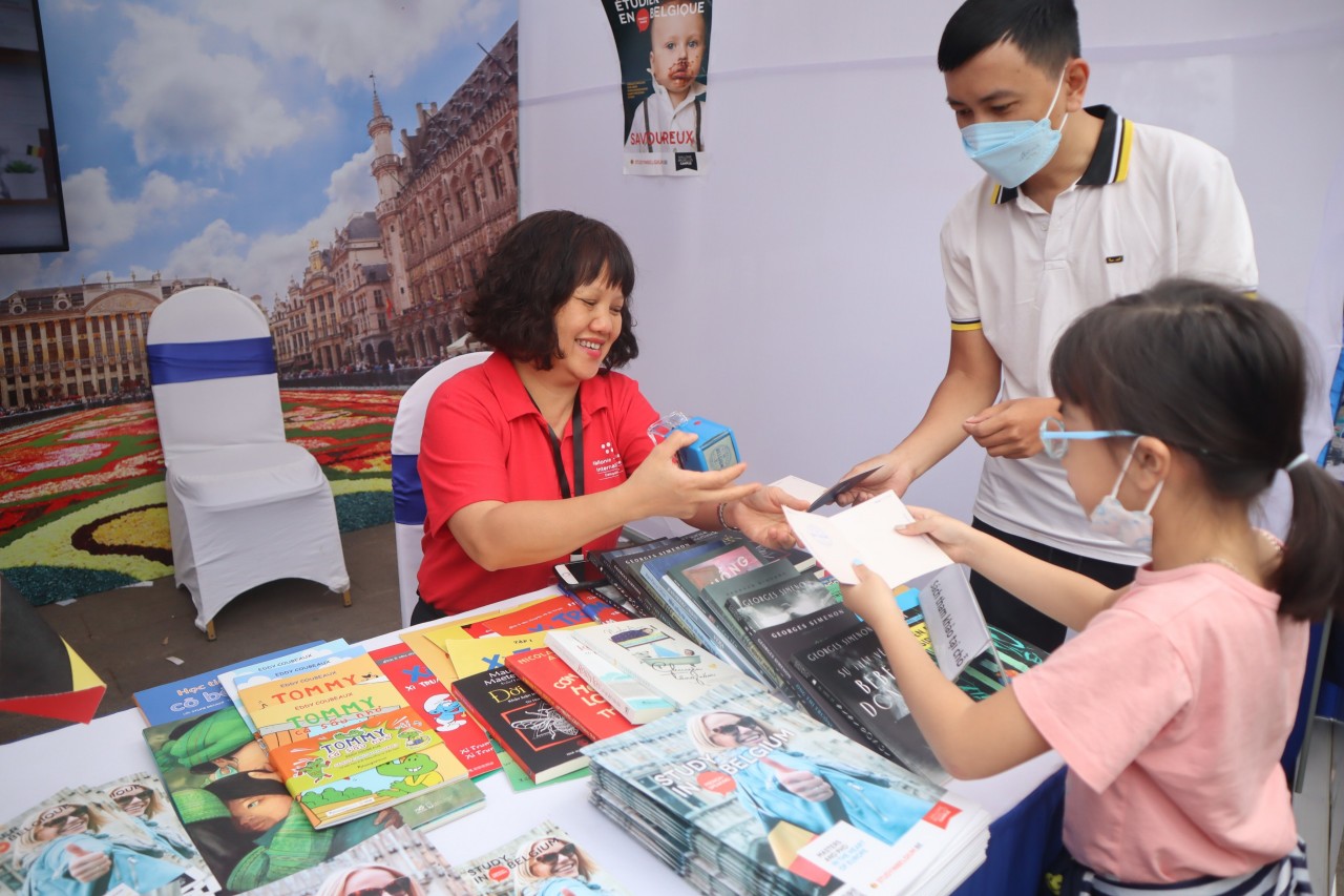 Ngắm rừng Phần Lan, lấy visa châu Âu... ở phố đi bộ Hoàn Kiếm