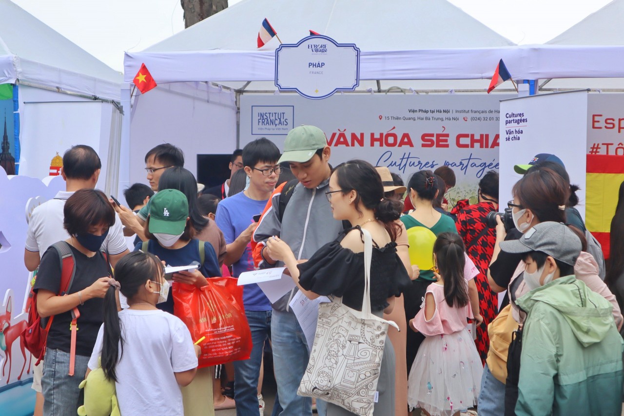 Ngắm rừng Phần Lan, lấy visa châu Âu... ở phố đi bộ Hoàn Kiếm