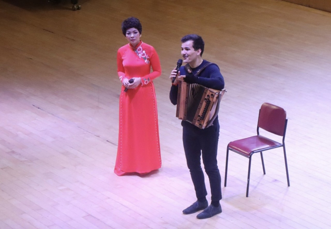 Nhạc sĩ, nghệ sỹ accordion Jakob Steinkellner cũng đã chia sẻ tới khán giả những hoàn cảnh sáng tác những tác phẩm của ông. Đồng thời thể hiện niềm vui khi được đón nhận từ khán giả.