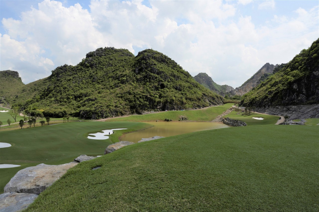 Hố số 15 sân gôn Legend Valley Country Club. Hố số 15 sân gôn Legend Valley Country Club.