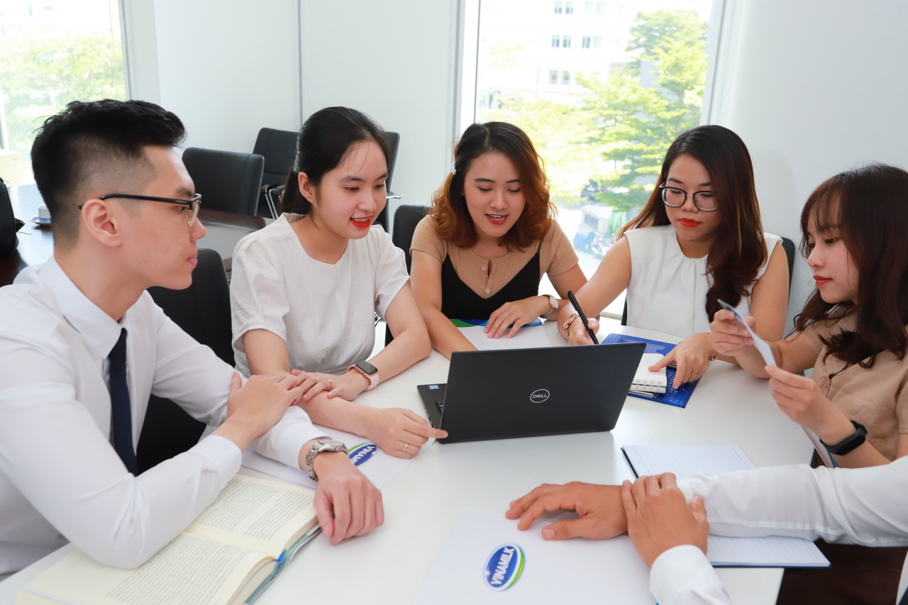 Nguồn nhân lực chất lượng là nền tảng cho việc phát triển bền vững của doanh nghiệp.