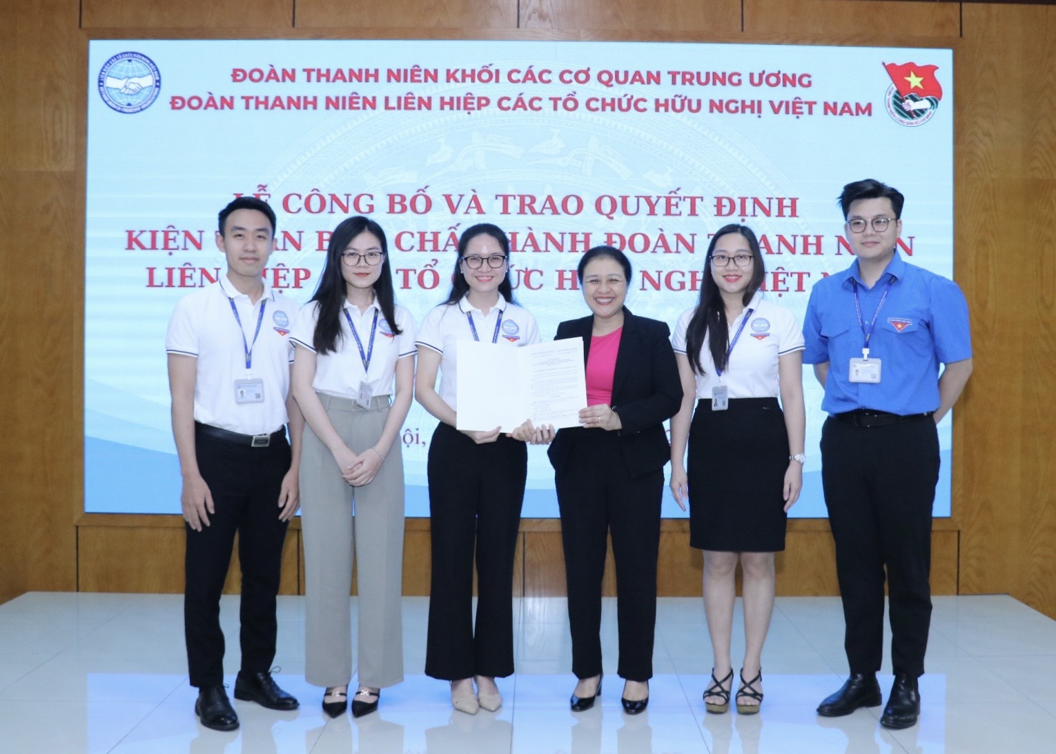 Chủ tịch VUFO Nguyễn Phương Nga (thứ tư, từ trái qua) trao quyết định Quyết định kiện toàn Ban Chấp hành nhiệm kì 2022-2027 (Ảnh: Thu Hà).
