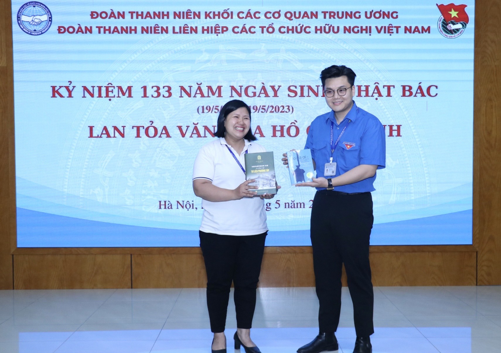 Các đoàn viên thanh niên VUFO trao đổi sách tại chương trình (Ảnh: Thu Hà).