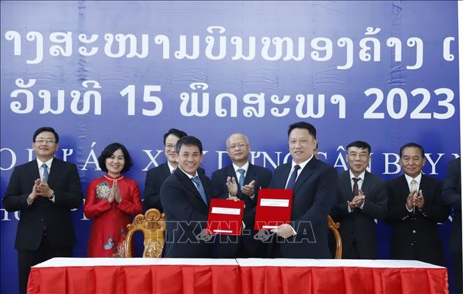 Việt Nam bàn giao sân bay Nỏng Khạng cho Lào