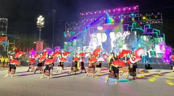 Ấn tượng lễ hội đường phố "Quê hương mùa sen nở"