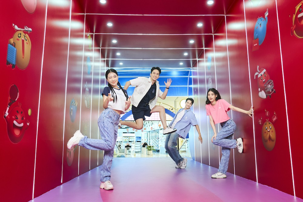 GenZ rủ nhau bắt trend “making my way”, tạo dáng cực “chất” bên trong đường hầm cảm xúc tại Vincom Mega Mall Smart City.