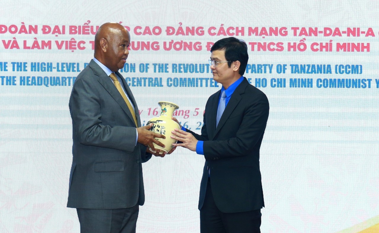 Bí thư thứ nhất BCH Trung ương Đoàn TNCS Hồ Chí Minh Bùi Quang Huy trao quà lưu niệm cho Ủy viên Bộ Chính trị, Phó Chủ tịch Đảng CCM Abdulrahman Omar Kinana.