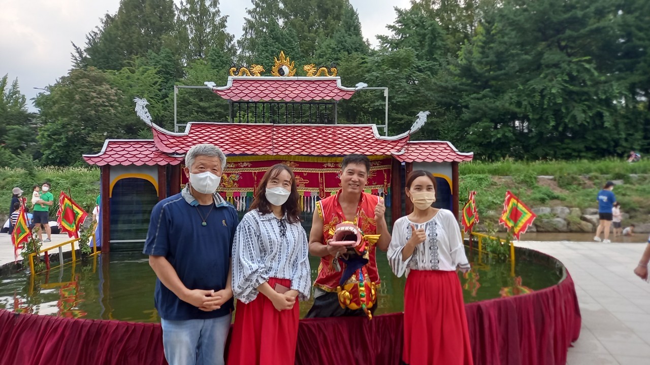 Phan Thanh Liêm xuất ngoại cùng rối nước