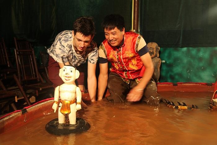 Phan Thanh Liêm xuất ngoại cùng rối nước
