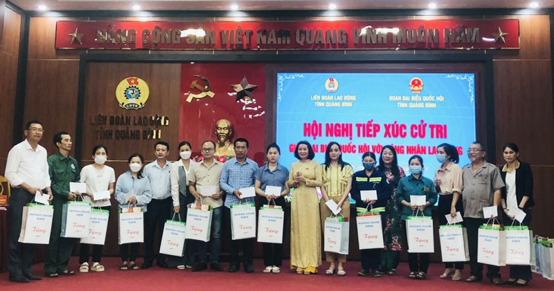 Trao tặng 150 suất quà cho công nhân lao động khó khăn ở Quảng Bình
