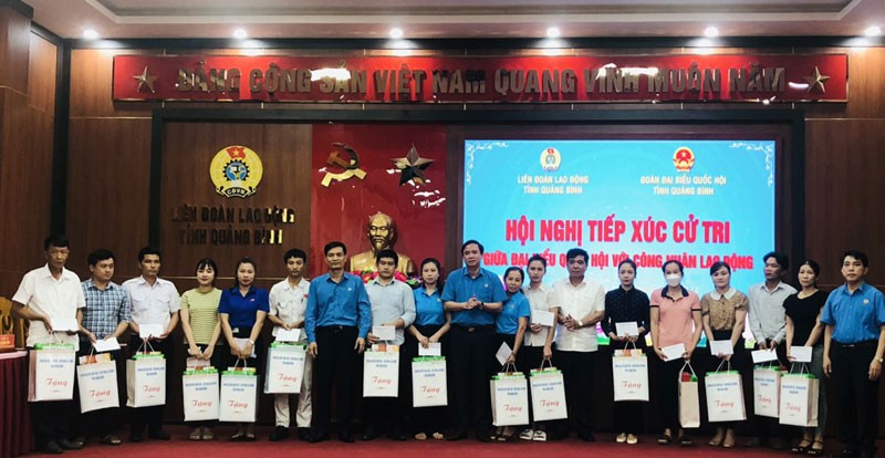 Trao tặng 150 suất quà cho công nhân lao động khó khăn ở Quảng Bình