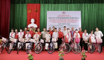 Nghệ An: Ngư dân có hoàn cảnh khó khăn được khám bệnh miễn phí