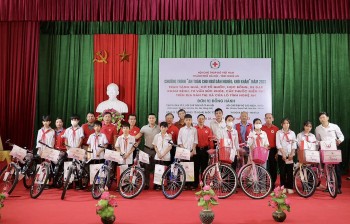 Nghệ An: Ngư dân có hoàn cảnh khó khăn được khám bệnh miễn phí