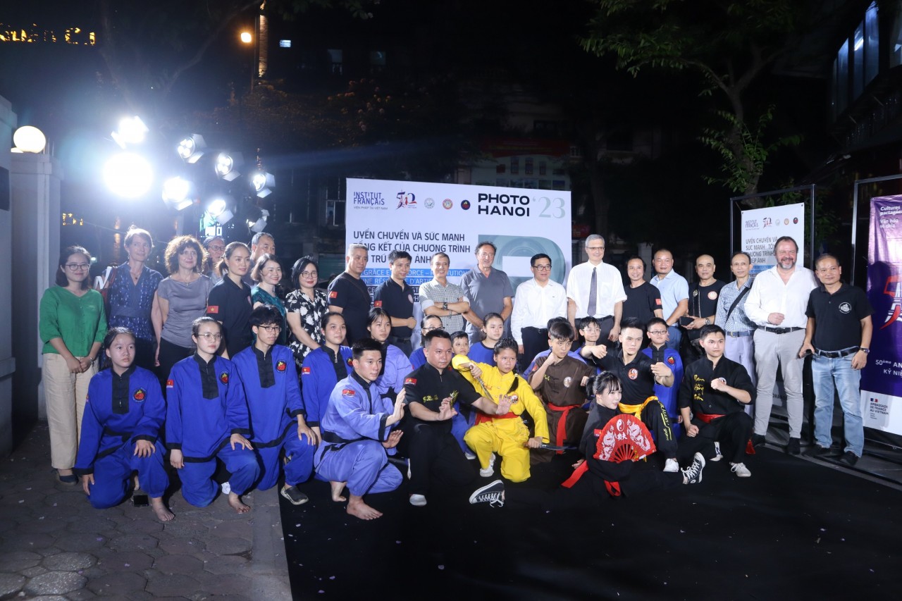 Đại biểu chụp ảnh cùng các Võ sư cổ truyền Việt Nam tại sự kiện (Ảnh: Hạnh Trần).