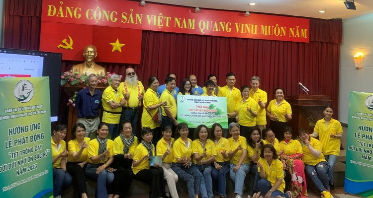 Kiều bào trồng 200 cây giáng hương thể hiện tình cảm, sự tôn kính với Bác Hồ
