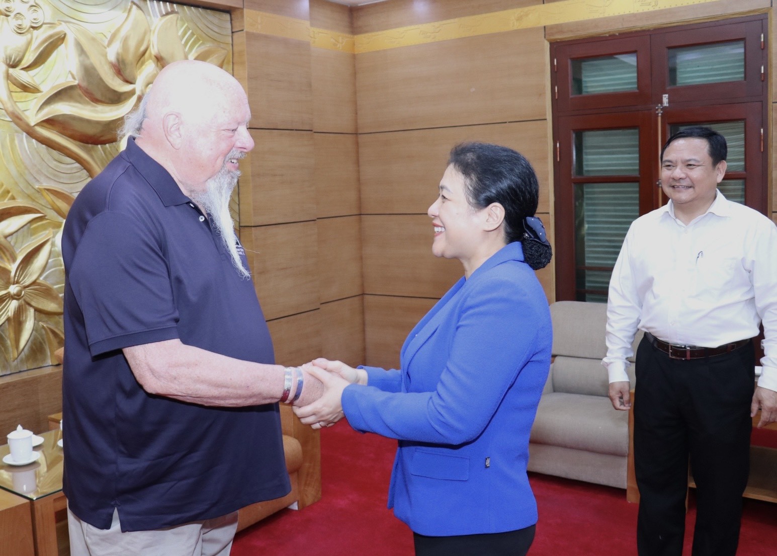 Đại sứ Nguyễn Phương Nga vui mừng gặp ông Grant Townsend Coates, Chủ nhiệm Ủy ban Toàn quốc về tù binh và người mất tích (Ủy ban POW/MIA) của VVA, Giám đốc chương trình Sáng kiến Cựu chiến binh 