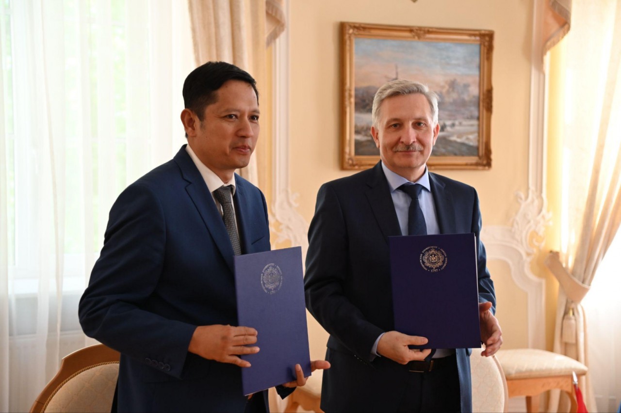 Hiệu trưởng Đại học Tổng hợp Herzen Sergei Tarasov và Giám đốc Quỹ Truyền thống và Hữu nghị Nguyễn Quốc Hùng tại lễ ký kết. (Ảnh: Đại học tổng hợp Herzen).