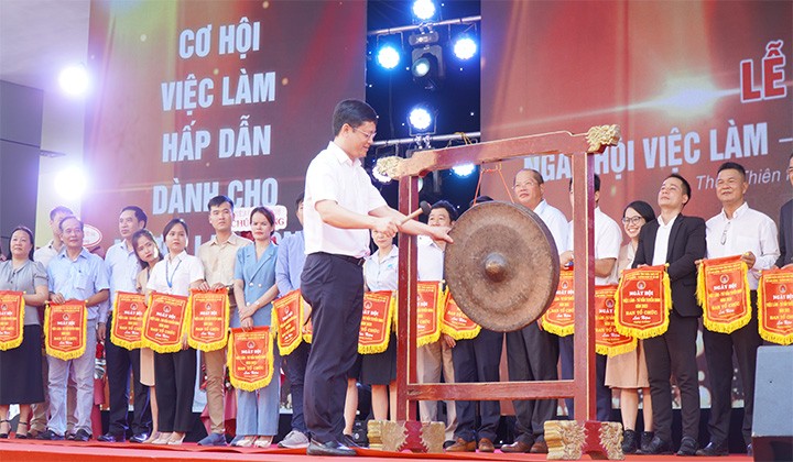 Thừa Thiên Huế: Hơn 3.000 người tham gia Ngày hội Việc làm - Tư vấn tuyển sinh