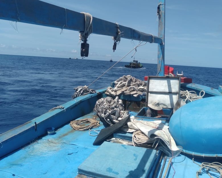 Kéo tàu cá BĐ 98675 TS mắc cạn tại đảo Núi Le, huyện đảo Trường Sa, tỉnh Khánh Hòa. (Ảnh: Duy Hoàng).