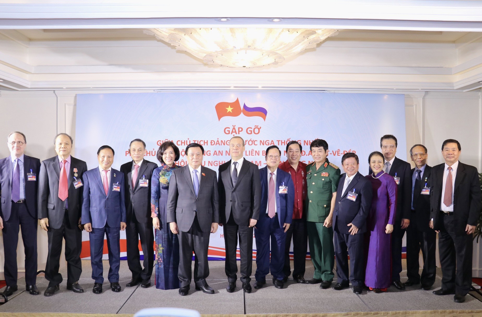 Ông Dmitri Medvedev chụp ảnh cùng các đại biểu (Ảnh: Thu Hà).