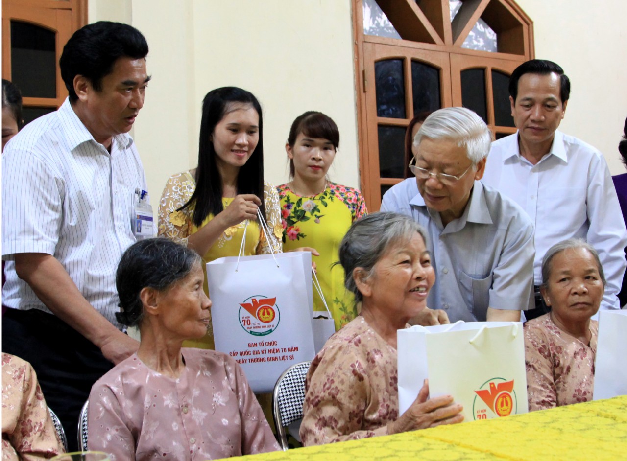 Tổng Bí thư Nguyễn Phú Trọng thăm và tặng quà người có công với cách mạng tại Trung tâm nuôi dưỡng, điều dưỡng người có công số 2 Hà Nội nhân dịp Kỷ niệm 70 năm Ngày Thương binh – Liệt sĩ.
