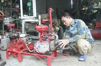 "Kỹ sư chân đất" biến đồng nát thành máy nông nghiệp hữu ích