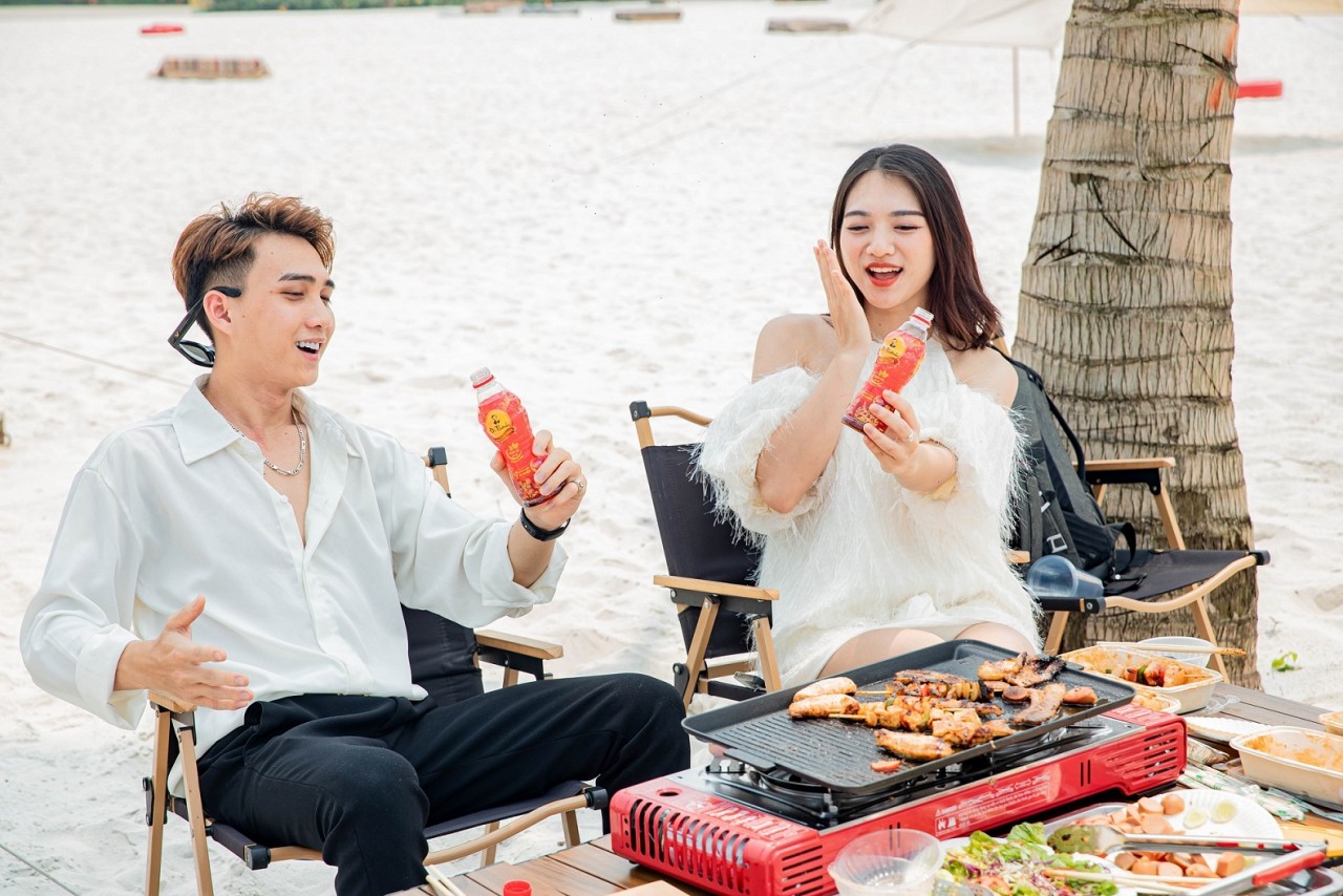 Giữa ngày hè nắng nóng vẫn không dập tắt đam mê thưởng thức đồ nướng hay các món ăn cay nóng của người trẻ nhờ có Trà thanh nhiệt Dr Thanh giúp thanh lọc, làm mát cơ thể.