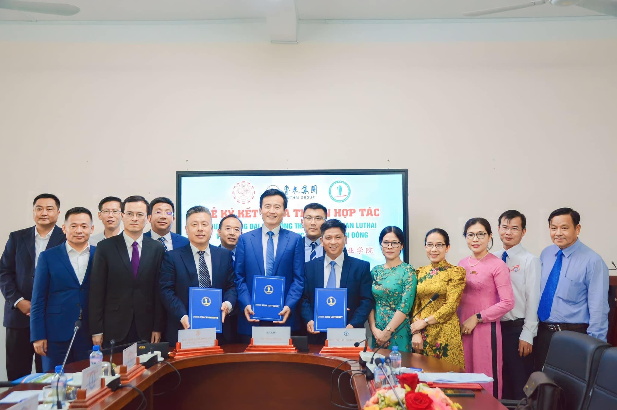 Các đại biểu tham gia buổi lễ ký thỏa thuận hợp tác chiến lược (Ảnh: Tổng lãnh sự quán Trung Quốc tại Thành phố Hồ Chí Minh).