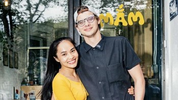 Chồng Mỹ vợ Việt bán bún đậu mắm tôm đắt khách ngay giữa thành phố New York