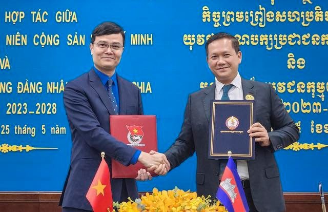 Bí thư thứ nhất T.Ư Đoàn TNCS Hồ Chí Minh Bùi Quang Huy và đại tướng Hun Manet, Phó tổng Tư lệnh kiêm Tư lệnh Lục quân Quân đội hoàng gia Campuchia, Chủ tịch Ban Thanh niên Đảng Nhân dân Campuchia