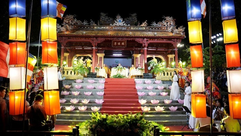 Thắp sáng 7 hoa sen mừng Phật đản trên sông Hương Thắp sáng 7 hoa sen mừng Phật đản trên sông Hương