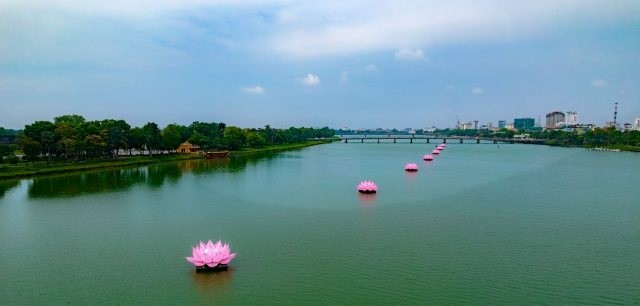 Thắp sáng 7 hoa sen mừng Phật đản trên sông Hương Thắp sáng 7 hoa sen mừng Phật đản trên sông Hương