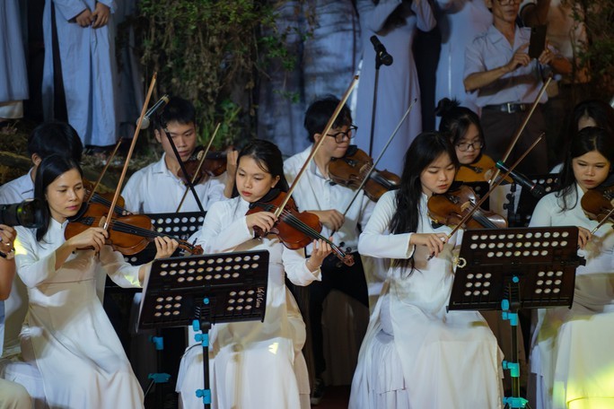 Thắp sáng 7 hoa sen mừng Phật đản trên sông Hương Thắp sáng 7 hoa sen mừng Phật đản trên sông Hương