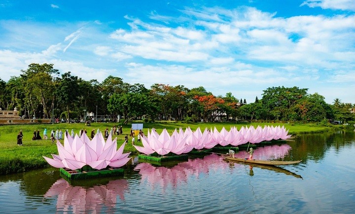 Thắp sáng 7 hoa sen mừng Phật đản trên sông Hương Thắp sáng 7 hoa sen mừng Phật đản trên sông Hương