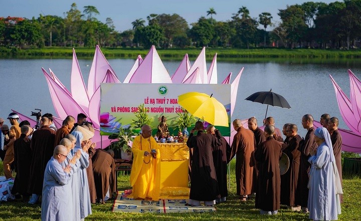 Thắp sáng 7 hoa sen mừng Phật đản trên sông Hương Thắp sáng 7 hoa sen mừng Phật đản trên sông Hương