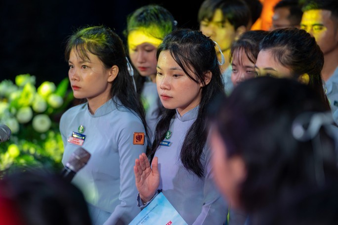 Thắp sáng 7 hoa sen mừng Phật đản trên sông Hương Thắp sáng 7 hoa sen mừng Phật đản trên sông Hương