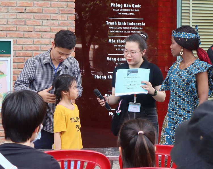 Sinh viên quốc tế hào hứng tập đi cà kheo, nhảy lò cò