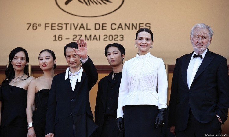 Gia đình đạo diễn Trần Anh Hùng cùng hai con, nữ diễn viên Juliette Binoche (thứ hai từ phải sang). (Ảnh: AFP)