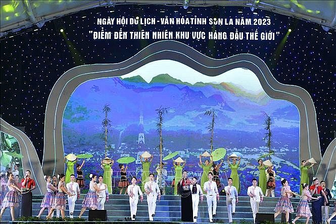Các tiết mục văn nghệ đặc sắc khai mạc mạc Ngày hội Du lịch Văn hóa tỉnh Sơn La. Ảnh: Minh Đức/TTXVN