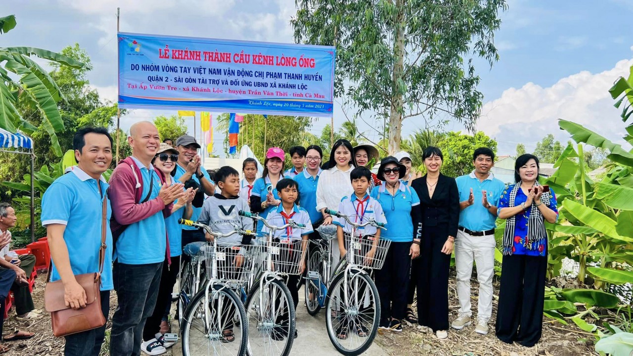 Cà Mau: Khánh thành 2 cầu giao thông nông thôn do nhóm từ thiện Vòng Tay Việt Nam tài trợ
