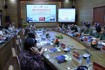 tang cuong su tham gia cua nu si quan vao viec gin giu hoa binh
