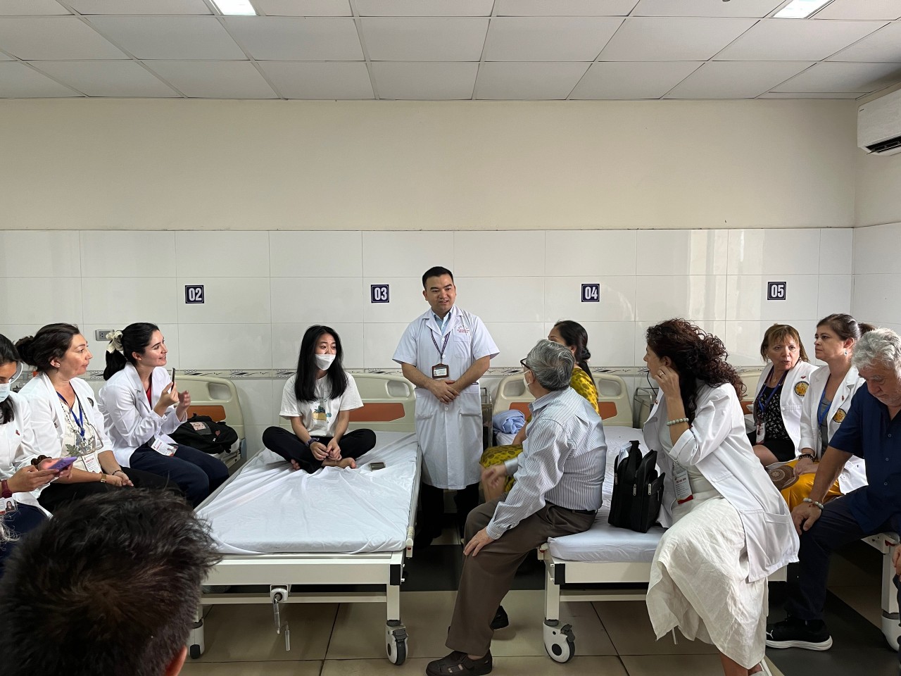 Buổi trao đổi thực hành của giảng viên Học viện Y Dược học Cổ truyền Việt Nam và học viên quốc tế (Ảnh: Học viện Y học Cổ truyền Việt Nam).