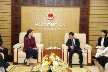 Đại sứ Canada ấn tượng với các nữ sĩ quan công an nhân dân Việt Nam